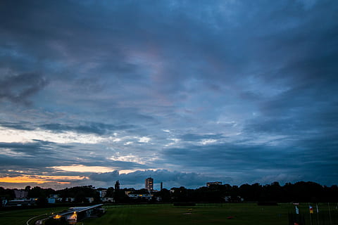 Stadt im Himmel, Wolken, Aussicht, dramatisch, Himmel, Stadt, städtisch, Silhouette, Bremen, Horizont, Häuser, Abend, wolke - himmel, Dramatischer Himmel, gebaute Struktur, keine Leute, szenen, Natur, Umgebung, die Architektur, Gebäudehülle, Landschaft, Schönheit in der Natur, Szenen - Natur, Sturm, Gebäude, Pflanze, draußen, Sonnenuntergang, Baum, bedeckt, bedrohlich, 2K, CC0, gemeinfrei, lizenzfrei