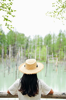 orang, putih, kemeja, coklat, kayu, rel, siang hari, liburan, topi jerami, pemandangan, wanita, rambut panjang, topi, perjalanan, tampak belakang, gadis, pohon, danau, satu orang, orang sungguhan, pakaian, perempuan, kegiatan waktu luang, menanam, gaya hidup, fokus pada latar depan, hari, dewasa, alam, tampilan belakang, topi matahari, potret, tertembak di kepala, rambut, duduk, di luar rumah, gaya rambut, 2K, CC0, domain publik, bebas royalti