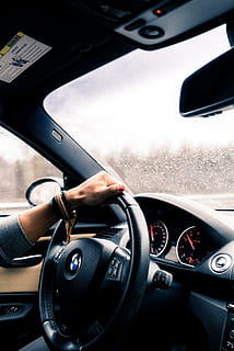 regn., kvinde, kørsel, bmw bil, heste, regn, bil, transportmidler, køretøj interiør, instrumentbræt, land køretøj, rat, hastighed, rejse, chauffør, transportform, kontrollere, bil interiør, motor køretøj, kontrolpanel, indendørs, forrude, glas - materiale, menneskelig hånd, en person, hånd, speedometer, tur, luksus, 4K, CC0, offentligt domæne, royaltyfrie