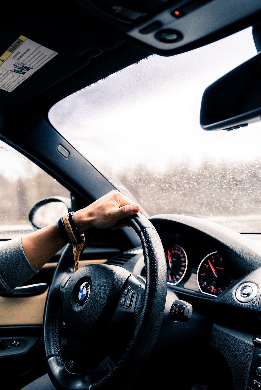pluja., dona, conduir, bmw car, cavalls, pluja, cotxe, transport, interior del vehicle, panell, vehicle terrestre, volant, velocitat, viatjar, controlador, mode de transport, control, interior del cotxe, manera de transport, automòbil, panell de control, a l'interior, parabrisa, vidre - material, mà humana, una persona, mà, velocímetre, viatge de carretera, luxe, 4K