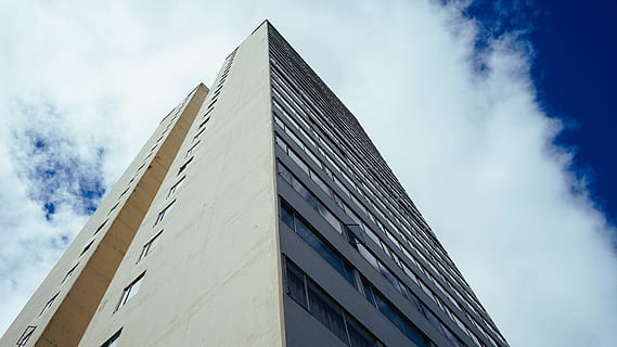 arquitectura, edificio, infraestructura, estructura, establecimiento, apartamento, ventanas, condominio, nube - cielo, vista de ángulo bajo, exterior del edificio, cielo, estructura construida, ciudad, moderno, altura maxima, día, naturaleza, edificio de oficinas exterior, material de vidrio, oficina, al aire libre, nadie, torre, reflexión, rascacielos, directamente debajo, hormigón, 5K, CC0, dominio público, libre de derechos