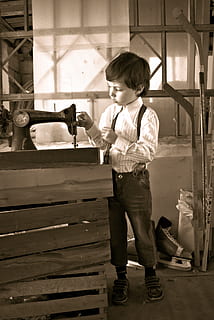 rústico, Garoto, máquina de costura, celeiro, paisagem rural, menino europeu, criança pequena, um bebê fofo, despensa, caixas, infância, criança, uma pessoa, comprimento total, pessoas reais, Rapazes, machos, roupa casual, homens, de pé, atividade de lazer, inocência, vista frontal, dentro de casa, estilos de vida, olhando, interior de casa, dia, pequeno, 4K, CC0, domínio público, royalty free