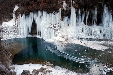 Eisscherben, Karosserie, Wasser, Eis, Teich, Bergfrühling, Federn, Eis, Teich, Berg, Frühling, kalt, Natur, Winter, kalte Temperatur, Schönheit in der Natur, Wasserfall, Szenen - Natur, Bewegung, keine Leute, gefroren, Rock, Tag, fließendes Wasser, Rock - Objekt, solide, Ruhe, ruhige Szene, Langzeitbelichtung, fließend, Eiszapfen, draußen, Kraft in der Natur, 4K, CC0, gemeinfrei, lizenzfrei