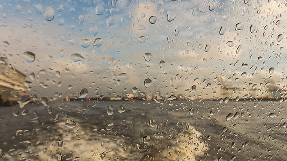 achtergrond, structuur, natuur, wateren, water, veerboot, druppelen, regen, Elbe, Hamburg, rivier-, laten vallen, nat, glas - materiaal, venster, volledig kader, transparant, regenseizoen, regendruppel, geen mensen, achtergronden, binnenshuis, detailopname, vervoer, voertuig interieur, glas, 5K, CC0, publiek domein, royaltyvrij