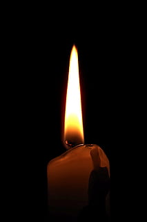 Kerze, die Flamme, Erinnerung, Licht, Ewigkeit, Feuer, glühen, Wachs, Seelenfrieden, die Dunkelheit, zu löschen, Beleuchtung, Stimmung, Dekoration, Schmalz, romantisch, die kunst der, Hitze, Allerseelen, st andrews tag, Vorhersagen, Rauch, schwarzer Hintergrund, Uniform, Verbrennung, Flamme, Hitze - Temperatur, Feuer - natürliches Phänomen, Studioaufnahme, drinnen, glühend, Nahansicht, dunkel, kopieren sie platz, Dunkelkammer, orange Farbe, Wohnraum, keine Leute, Natur, beleuchtet, einzelnes Objekt, Helligkeit, 5K, CC0, gemeinfrei, lizenzfrei