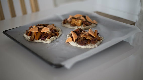 kake, svart, metallskuffe, bake, søt, potet, rot, grønnsak, mat, kjøkken, ingredienser, nydelig, matbit, frokost, gourmet, mat og Drikke, friskhet, innendørs, ingen folk, nærbilde, klar til å spise, høy vinkel visning, overbærenhet, sjokolade, selektiv fokusering, tørket mat, fokusere på forgrunnen, stilleben, spise sunt, tørket frukt, tallerken, fristelse, rosin, brett, 5K, CC0, offentlig domene, opphavsrett gratis