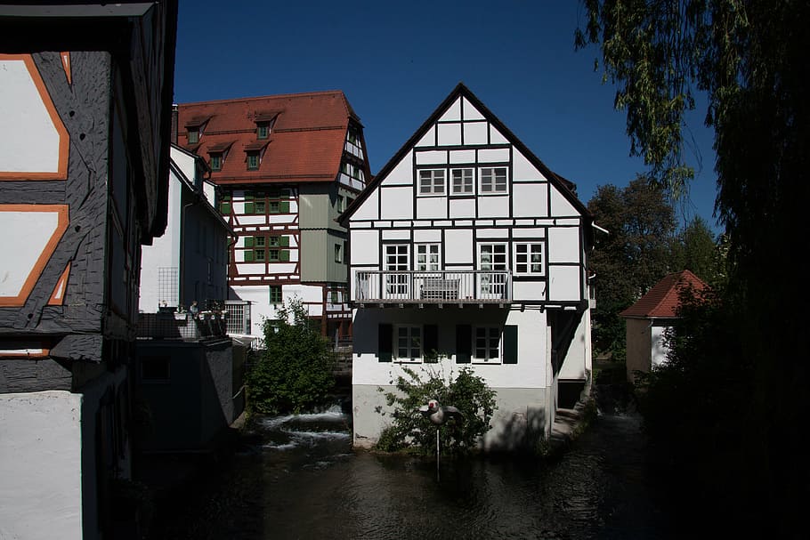 ulm, Stadt, Strukturen, Fachwerk, die Architektur, Gebäude, Fischerviertel, alte Stadt, Bach, Reflexionen, Haus, Gebäudehülle, gebaute Struktur, Wohnhaus, draußen, keine Leute, Tag, Himmel, Wohngegend, Natur, Pflanze, Baum, Sonnenlicht, Fenster, Schatten, klarer Himmel, Straße, Dach, 4K