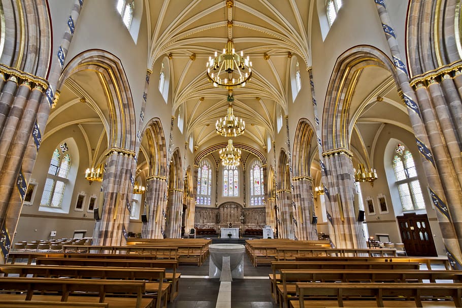 fotografia, Cattedrale, interno, pendente, lampadari, architettura, costruzione, infrastruttura, Chiesa, tavolo da banco, altare, luci, lampadario, storia, religione, tubo - tubo, arco, luogo di culto, in casa, colonna architettonica, spiritualità, nessuno, credenza, struttura costruita, banco, soffitto, di fila, destinazioni di viaggio, posto a sedere, corridoio, architettura e arte, ornato, stile gotico, 5K