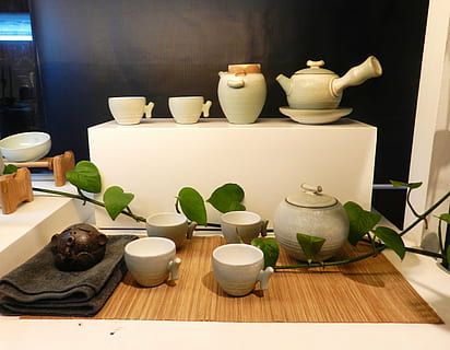 Tasse, Tee Set, Szene, drinnen, Keramik, keine Leute, Container, Tabelle, Holz - Material, Regal, Teekanne, Topfpflanze, Becher, Stillleben, große gruppe von gegenständen, Wohnraum, Haushaltsausstattung, Schüssel, Wahl, Anordnung, Kunst und Handwerk, Zuhause, Teetasse, 2K, CC0, gemeinfrei, lizenzfrei