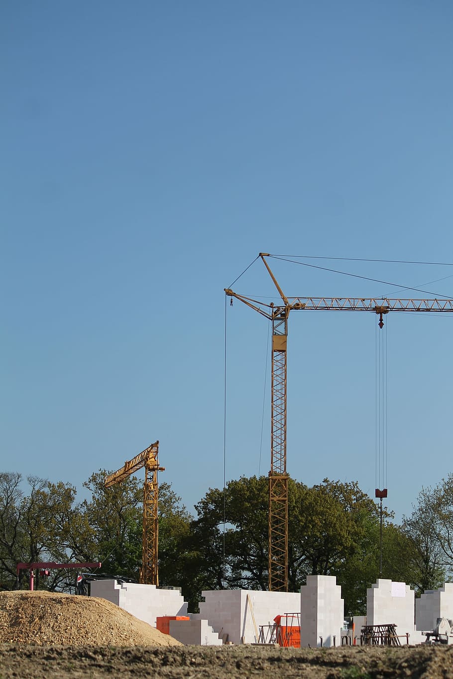 lloc, construir, casa, shell, treball de construcció, baukran, grues, ploma de grua, treballar, tecnologia, excavadores, camió, desenvolupament, inacabat, blocs de construcció, elevar càrregues, àrea de desenvolupament, edifici nou, planificació, cel, cel clar, arquitectura, estructura construïda, maquinària, còpia espai, naturalesa, lloc de construcció, blau, grua - maquinària de construcció, industria de la construcció, indústria, dia, cap gent, incomplet, equips de construcció, llum solar, a l'aire lliure, arbre, equipament industrial, 4K