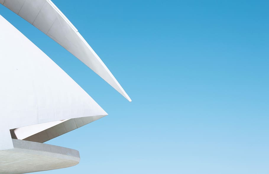 aereo, blu, cielo, cielo blu, aria, veicolo, veicolo aereo, mezzi di trasporto, ala di aereo, volante, all'aperto, nessuno, bianca, cielo sereno, copia spazio, Inquadratura dal basso, natura, giorno, Colore bianco, architettura, viaggio, struttura costruita, modo di trasporto, luce del sole, industria aerospaziale, 5K