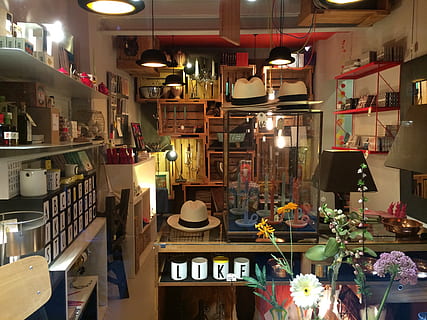 vetrina, esposizione, cappello, luce, candela, cera, mobilia, illuminato, attività commerciale, scelta, in casa, attrezzatura per l'illuminazione, tavolo, variazione, Al dettaglio, grande gruppo di oggetti, ristorante, cibo e bevande, nessuno, memorizzare, freschezza, piccola impresa, testo, preparativi, notte, contatore, collezione, bancone da bar, mazzo, 2K, CC0, dominio pubblico, privo di copyright