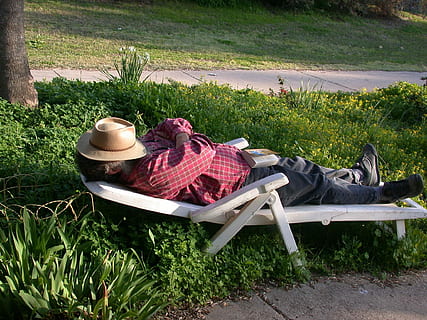 dorment, migdiada, barret, primavera, sala d'estar, herba, a l'aire lliure, dia, estirat, unió, longitud completa, planta, creixement, naturalesa, color verd, terra, camp, sabata, relaxació, cap gent, aigua, assegut, vaixell nàutic, llum solar, 1080P, CC0, domini públic, lliure de regalies