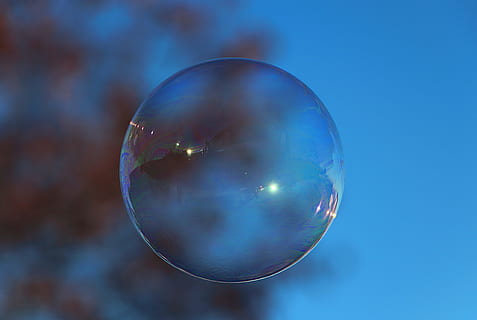 bolla di sapone, colorato, mirroring, galleggiante, palle, fare bolle di sapone, iridescente, soffio, bolla, riflessione, singolo oggetto, brillante, palla di cristallo, nessuno, blu, sfera, fragilità, forma geometrica, vulnerabilità, avvicinamento, forma, mezz'aria, trasparente, cerchio, natura, all'aperto, concentrarsi sulle conoscenze acquisite, fantasia, sapone sud, 4K, CC0, dominio pubblico, privo di copyright