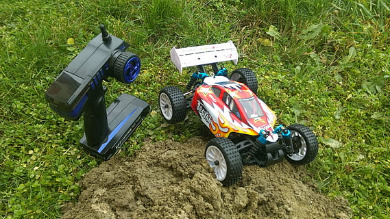 Controlado remotamente, jogos, modelo, carro pequeno, buggy, grama, terra, campo, visão de alto ângulo, natureza, modo de transporte, transporte, ninguém, dia, plantar, veículo terrestre, cor verde, ao ar livre, tecnologia, carro de brinquedo, viagem, panorama, acampamento, meio Ambiente, lixo, 4K, CC0, domínio público, royalty free