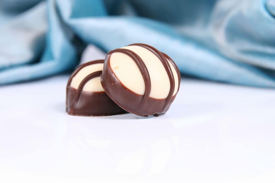 bombons, xocolata, caramels, mossegada, praliné de xocolata, dolç, bombons fins, benefici de, confiserie, pastisseria de xocolata, trufes de xocolata, bombons de tòfona, deliciós, menjar, pecat, cacau, xocolata blanca, bellesa, primer pla, cap gent, a l'interior, dia, menjar dolç, menjar i beguda, postres, menjar poc saludable, indulgència, frescor, natura morta, temptació, al forn, salut i medicina, tir de l'estudi, Color blanc, xocolata negra, luxe, 2K