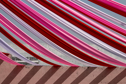 sense títol, patró, teixit, color, rosa, multicolor, vermell, cap gent, vista d’angle alt, a l'interior, tèxtil, dia, ratlles, primer pla, color rosa, costat a costat, arquitectura, variació, vehicle terrestre, elecció, transport, sòls, 5K, CC0, domini públic, lliure de regalies