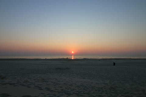 Strand, Düne, Wolke, Himmel, Sand, Wind, Ozean, Meer, Nordsee, Dänemark, Nordfriesland, Sommer-, Ostsee, Steine, Sandstrand, Treibgut, Yoga, auf dem Kopf stehend, Kopfstand, Asana, Meditation, Bewusstsein, Natur, Urlaub, Sonnenuntergang, Dämmerung, Wasser, Szenen - Natur, Land, Schönheit in der Natur, Horizont, Horizont über Wasser, Ruhe, ruhige Szene, kopieren sie platz, idyllisch, Sonne, keine Leute, draußen, 5K, CC0, gemeinfrei, lizenzfrei