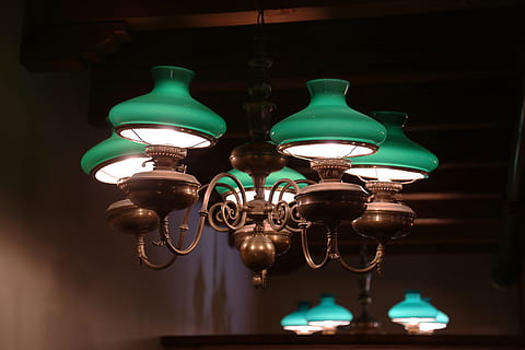 Licht, Saloon, Grün, Lichtanlage, hängend, beleuchtet, Flachwinkelansicht, drinnen, keine Leute, Elektrizität, Fokus auf den Vordergrund, glühend, Pendelleuchte, die Glühbirne, elektrische Lampe, elektrisches Licht, Nahansicht, Decke, in einer Reihe, Gruppe von Objekten, Licht - natürliches Phänomen, 5K, CC0, gemeinfrei, lizenzfrei