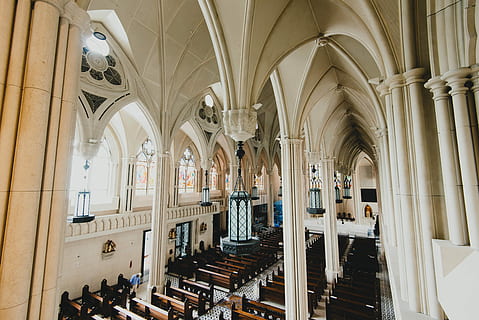 brun, pew benker, innsiden, katedral, tre, kirkebenker, kvinne, stående, front, bue, arkitektur, arkitektonisk kolonne, innendørs, bygning, bygget struktur, sted for tilbedelse, tak, åndelighet, Religion, dag, arkade, ingen folk, tro, historie, pew, korridor, utsmykkede, hyllerad, 5K, CC0, offentlig domene, opphavsrett gratis