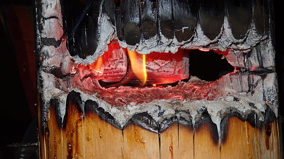 dispozitie, foc, copac torța, foc - fenomen natural, flacără, lemn - material, vatră, ardere, nici o persoana, a închide, roșu, în aer liber, arhitectură, artă și sculptură, culoare portocalie, zi, erodate, model, fundaluri, cadru complet, natură, construită, texturată, deteriorat, metal, a picta, 4K, CC0, domeniu public, fără drepturi de autor