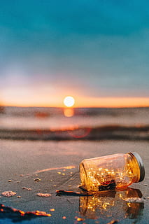 barattolo di vetro, bicchiere, vaso, stringa, luci, spiaggia, mare, acqua, riflessione, tramonto, orizzonte, bokeh, luce del sole, blu, cielo, scenics - natura, bellezza nella natura, nessuno, natura, colore arancione, sole, scena tranquilla, la tranquillità, orizzonte sull'acqua, all'aperto, terra, 5K, CC0, dominio pubblico, privo di copyright