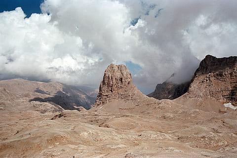 marró, formació de roca, blanc, núvols, durant el dia, muntanya, pres, rock, núvol, cel, penya-segat, ombra, escalada, ektar 100, Kodak, rossinyol, estèril, cresta de muntanya, terra seca, desert, butte, núvol - cel, escenics - natura, medi ambient, bellesa a la natura, paisatge, terra, rock - object, naturalesa, sòlid, cap gent, escena no urbana, destinacions de viatge, viatjar, clima, a l'aire lliure, clima àrid, semiàrid, 4K, CC0, domini públic, lliure de regalies