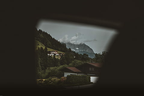 braun, Weiß, Haus, neben, Bäume, über, Berg, wolkig, Himmel, durch fenster, Dorf, Wolke, Wald, Baum, Zuhause, dunkel, launisch, gerahmt, Grün, Gras, Auto, Reise, alp, Österreich, heiß, Sommer-, Tapete, die Architektur, gebaute Struktur, Pflanze, Gebäude, Gebäudehülle, Natur, wolke - himmel, keine Leute, Szenen - Natur, Schönheit in der Natur, Wohngegend, Umgebung, Fenster, draußen, 5K, CC0, gemeinfrei, lizenzfrei