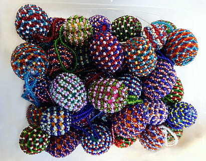 Pascua de Resurrección, huevos de Pascua, rosario, color, vistoso, gitano, Hobby, naturaleza muerta, multi color, adentro, gran grupo de objetos, comida, comida y bebida, nadie, comida dulce, abundancia, frescura, indulgencia, de cerca, elección, dulce, tentación, apilar, directamente arriba, vista de alto ángulo, modelo, variación, 4K, CC0, dominio público, libre de derechos