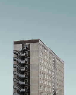 beige, Marrone, calcestruzzo, grattacielo, costruzione, edificio grigio, architettura, Torre, scala, cielo, struttura costruita, cielo sereno, esterno dell'edificio, copia spazio, Inquadratura dal basso, natura, città, nessuno, giorno, edificio per uffici esterno, finestra, blu, all'aperto, luce del sole, moderno, alto - alto, appartamento, 5K, CC0, dominio pubblico, privo di copyright