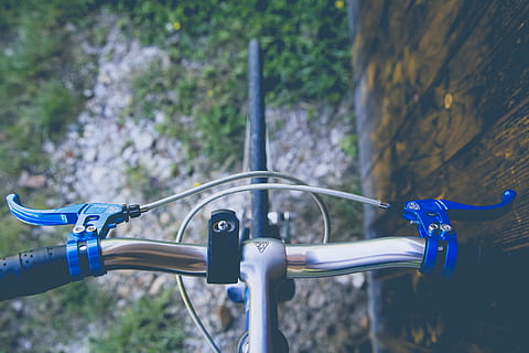 raso, fotografia de foco, azul, cinzento, bicicleta, Castanho, cerca, dia, prata, Preto, quadro de bicicleta, ciclismo, ao ar livre, esporte, guidão, ciclo, transporte, metal, fechar-se, ninguém, árvore, focar em primeiro plano, modo de transporte, veículo terrestre, natureza, lidar com, terra, foco seletivo, segurança, plantar, corrimão, 5K, CC0, domínio público, royalty free