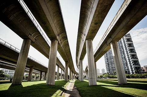 gris, concret, tren ferroviari, verd, camp de gespa, edifici, foto del pont, urbà, bellesa, carretera, arquitectura, transport, pont - estructura feta per l'home, autopista de carrils múltiples, carretera elevada, pas superior, estructura construïda, cel, trànsit, viaducte, punt de fuga, columna arquitectònica, a l'aire lliure, perspectiva decreixent, connexió, pont, herba, dia, naturalesa, planta, cap gent, en fila, ciutat, vista d’angle baix, color verd, sota, 4K, CC0, domini públic, lliure de regalies
