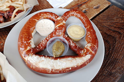 saltkringler, kringle, brød, mad, snack, gourmet, måltid, mad og drikke, friskhed, klar til at spise, tæt på, plade, pølse, stilleben, indendørs, kød, bord, høj vinkel visning, ingen mennesker, stegt, forarbejdet kød, sund kost, fokus på forgrunden, stegt æg, morgenmad, fristelse, 4K, CC0, offentligt domæne, royaltyfrie