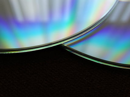 CD, disque, souple, ordinateur, La technologie, disquette, DVD, multi couleur, fermer, à l'intérieur, personne, nature morte, réflexion, abstrait, mise au point sélective, lumière - phénomène naturel, transparent, verre - matériel, modèle, se concentrer sur le premier plan, vue grand angle, courbe, objet unique, culture artistique et divertissement, disque compact, bleu, 2K, CC0, domaine public, libre de droits