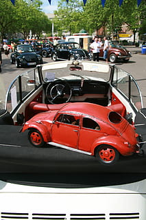 vw, error, cotxe, manera de transport, automòbil, vehicle terrestre, transport, persones incidentals, carrer, dia, ciutat, carretera, vermell, cotxe esportiu, convertible, viatjar, homes, a l'aire lliure, arquitectura, arbre, gent, estacionari, luxe, 4K, CC0, domini públic, lliure de regalies