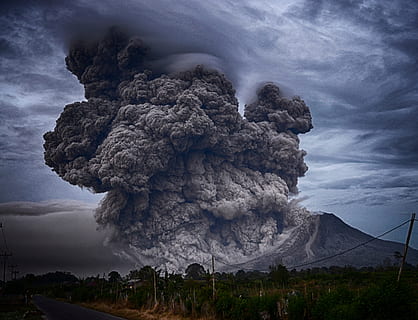 foto letusan gunung berapi, gunung berapi, ledakan, alam, letusan, merokok, pohon, rumput, jalan, rumah, transmisi, baris, langit, awan - langit, meletus, lingkungan Hidup, keindahan di alam, kekuatan di alam, geologi, kekuasaan, bencana alam, gunung berapi aktif, gunung, kecelakaan dan bencana, asap - struktur fisik, dibakar, tidak ada orang, Abu, meledak, tanah, yg beralamat buruk, agresi, puncak gunung, kawah gunung berapi, 5K, CC0, domain publik, bebas royalti