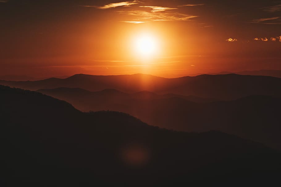 vista, silueta de muntanya, posta de sol, silueta de turons de fotos, daurat, hores, sol, paisatge, naturalesa, cel, horitzó, cresta de muntanya, muntanya, Serra, silueta, escènic, parc, nacional, escenics - natura, bellesa a la natura, tranquil·litat, medi ambient, escena tranquil·la, llum solar, idíl·lic, cel dramàtic, núvol - cel, color taronja, majestuós, cap gent, a l'aire lliure, cim de muntanya, paisatge dramàtic, 5K