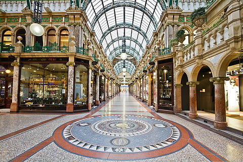 london terminal mall, interior, photo, establishment, architecture, building, infrastructure, ceiling, chandelier, lights, art, design, floor, shopping, mall, arch, indoors, travel destinations, no people, day, built structure, the way forward, the past, history, direction, building exterior, pattern, tourism, outdoors, architectural column, travel, city, ornate, luxury, 5K, CC0, public domain, royalty free