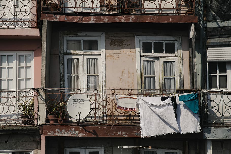 tancat, finestra, porta, terrassa, blanc, antena parabòlica, muntat, paret, edifici, cortina, rovellat, balcó, rentat, casa, vell, pintura antiga, cuba, porto, xapa antiga, edifici antic, arquitectura, estructura construïda, exterior de l'edifici, cap gent, dia, barri residencial, assecat, roba, estenedor, a l'aire lliure, ciutat, penjant, bugaderia, graffiti, barana, 5K