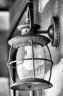 lanterne, lys, belysning, lampe, hjem, uden for, bygning, tæt på, ingen mennesker, gammeldags, indendørs, dag, metal, fokus på forgrunden, gammel, stilleben, hængende, belysningsudstyr, kedel, elektrisk lampe, glas - materiale, retro stylet, husholdningsudstyr, køkkenredskaber, tepotte, køkken, murbygningsfunktion, 5K, CC0, offentligt domæne, royaltyfrie