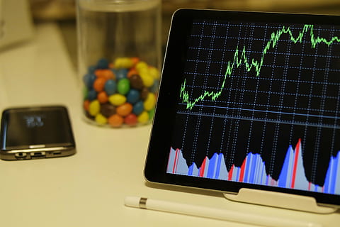 ipad allumé, graphique, taux, le progrès, table, travail, Bureau, téléphone portable, stylo, pincement, bonbons, La technologie, Technologie sans fil, moniteur d'ordinateur, la communication, à l'intérieur, santé et médecine, fermer, ordinateur, affaires, dispositif d'information portable, équipement informatique, lien, écran, personne, nombre, écran de l'appareil, diagramme, la finance, nature morte, économie, 5K, CC0, domaine public, libre de droits
