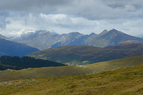 Berge, Wolken, Lichtschatten, Felder, Gras, Weide, Sommer-, Ferien, Berg, Natur, Landschaft, szenen, draußen, Gipfel, Hügel, wolke - himmel, Himmel, Schönheit in der Natur, Szenen - Natur, Umgebung, ruhige Szene, Ruhe, Gebirge, Nicht-städtische Szene, idyllisch, keine Leute, Tag, Fernbedienung, Pflanze, Land, Angebot, 2K, CC0, gemeinfrei, lizenzfrei