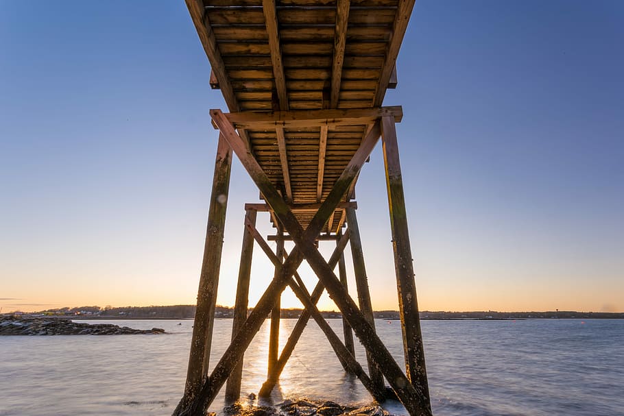 Marrone, di legno, bacino, Basso, tiro in angolo, corpo, acqua, blu, cielo, tramonto, oceano, molo, ponte, struttura, supporto, Alba, architettura, orizzonte, sotto, luce, baia, mare, struttura costruita, natura, terra, scenics - natura, cielo sereno, spiaggia, nessuno, bellezza nella natura, legno - materiale, scena tranquilla, connessione, giorno, colonna architettonica, 5K