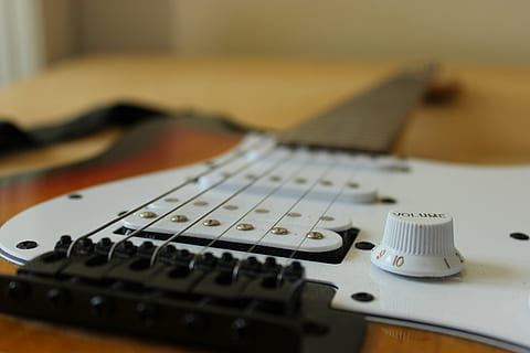 braun, Weiß, elektrisch, Gitarre, Zeichenfolge, Streicher, Instrument, elektrische Gitarre, Musik-, Band, Instrumente, Kunst, Kreativität, Rührgerät, Tonstudio, Volumen, Regler, Musical, Musikinstrument, abholen, klingen, Töne, Rock, Rockmusik, Gitarren, Kunst, Kultur und Unterhaltung, Saiteninstrument, Musikausrüstung, Musikinstrumentensaite, drinnen, Nahansicht, selektiver Fokus, Technologie, Steuerung, Knopf, Fertigkeit, Lärm, Studioaufnahme, moderner Rock, Studio, Nachtleben, 5K, CC0, gemeinfrei, lizenzfrei
