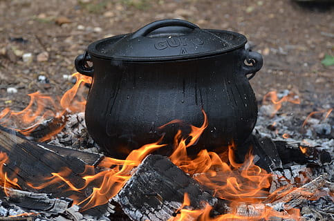 Černá, guro calderon, horní, oheň, během dne, hrnec, požár - přírodní jev, plamen, teplota - teplota, hořící, palivové dříví, táborák, uhlí, Černá barva, dřevo - materiál, nikdo, den, Příroda, vysoký úhel pohledu, venku, kov, zaměřit se na popředí, log, řeřavý, pole, detail, jídlo a pití, příprava, konvice na čaj, 4K, CC0, veřejná doména, bez autorských práv