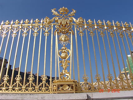 portón, oro, Rey Sol, arquitectura, estructura construida, color dorado, cielo, destinos de viaje, Arte y artesanía, nadie, exterior del edificio, azul, vista de ángulo bajo, metal, religión, el pasado, turismo, historia, creencia, representación humana, edificio, día, escultura, florido, al aire libre, dorado, columna arquitectonica, 1080P, CC0, dominio público, libre de derechos