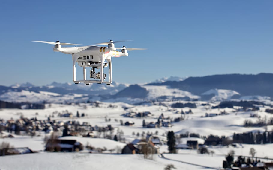 blanc, dji drone, flotant, cases, durant el dia, càmera, drone, hd, helicòpter, fotografia, borrós, a l'aire lliure, cel, vehicle aeri, transport, volant, manera de transport, avió, naturalesa, tecnologia, a l'aire, moviment, muntanya, arquitectura, exterior de l'edifici, dia, vigilància, persones incidentals, aeroport, indústria aeroespacial, 5K