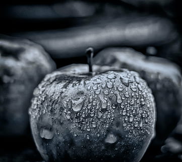 foto en escala de grises, manzana, Rocío, lluvia, goteo, Fruta, frutas, gota de agua, comer, mojado, clima, jardín, cosecha, de cerca, nadie, adentro, frescura, agua, día, soltar, centrarse en primer plano, comida, alimentación saludable, comida y bebida, enfoque selectivo, bienestar, naturaleza muerta, naturaleza, maduro, pureza, 2K, CC0, dominio público, libre de derechos