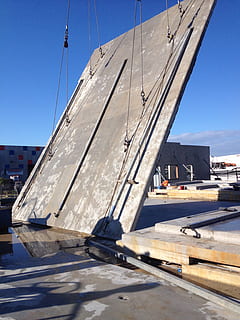 Konstruktion, Baustelle, Gebäude, Hochbau, im Bau, Kran, Transport, Wasser, die Architektur, gebaute Struktur, Transportmittel, Wasserfahrzeug, Natur, Tag, Sonnenlicht, Gebäudehülle, Himmel, Segelboot, klarer Himmel, keine Leute, Pole, Mast, draußen, Blau, Meer, 2K, CC0, gemeinfrei, lizenzfrei