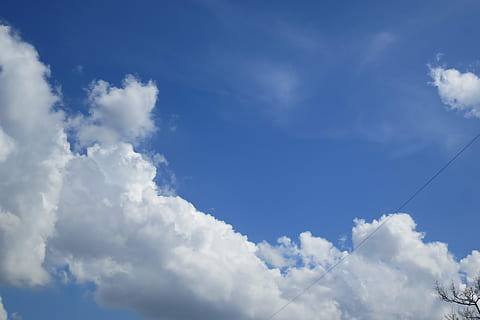 cielo, nube, verano, nube - cielo, vista de ángulo bajo, azul, día, naturaleza, belleza en la naturaleza, nadie, paisaje de nubes, tranquilidad, paisajes - naturaleza, el color blanco, escena tranquila, al aire libre, cable, mullido, idílico, antecedentes, meteorología, tenue, fuente de alimentación, 4K, CC0, dominio público, libre de derechos